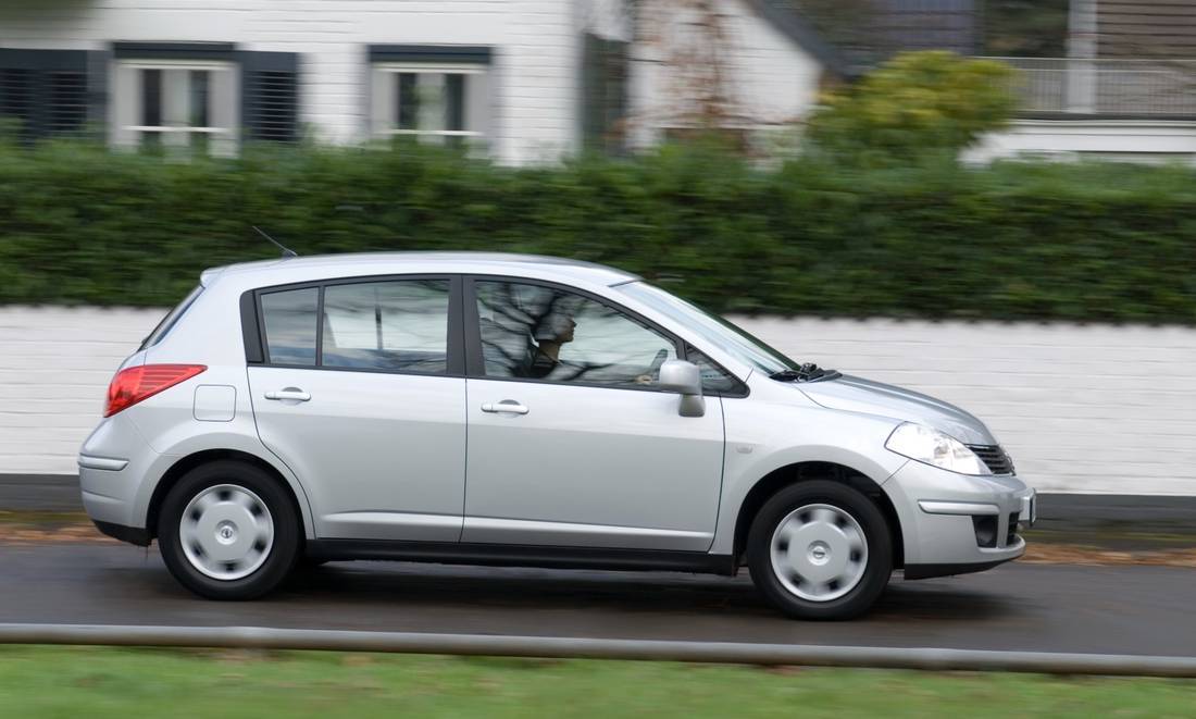 1VESEY4sax7OcbhBcbIXoS-72b0b0ab87383e22dce5eaf0f46a9040-nissan-tiida-side-1100