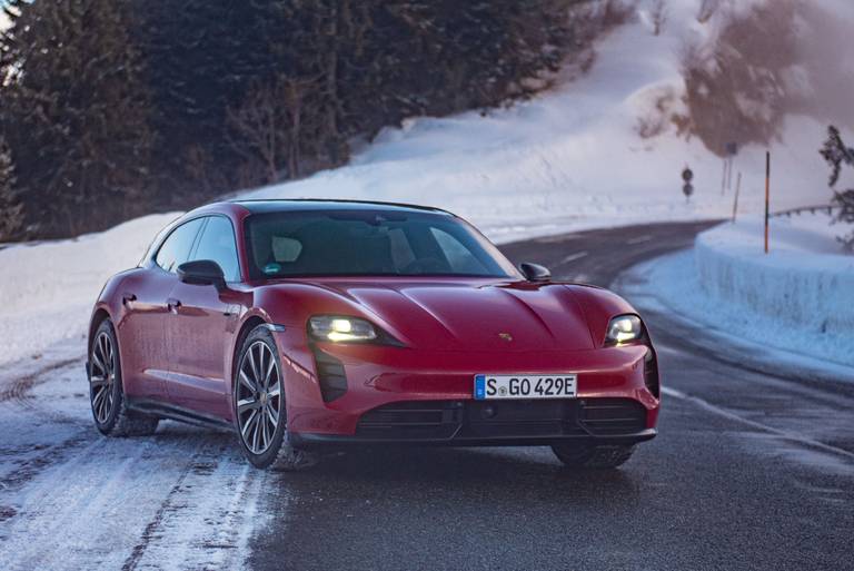 Porsche-Taycan-GTS-Sport-Turismo-Front-Fog