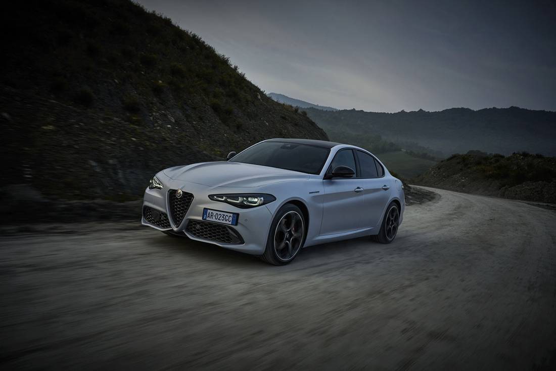 Alfa Romeo Giulia (2023) dynamic, front view