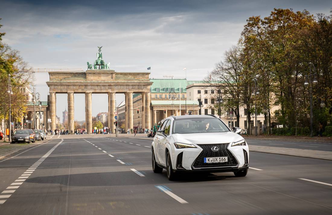 Lexus UX (2022) rijdend, vooraanzicht