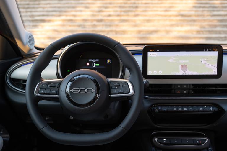 fiat-600e-la-prima-2024-cockpit