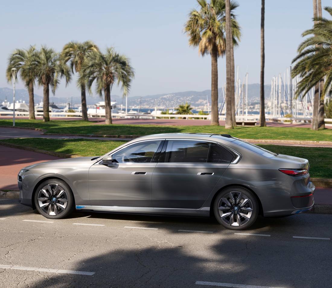 2us6LfGlx0PRqECKMEiXk9-85516f28624caf3717f0a93dfda41449-bmw-i7-side-1100