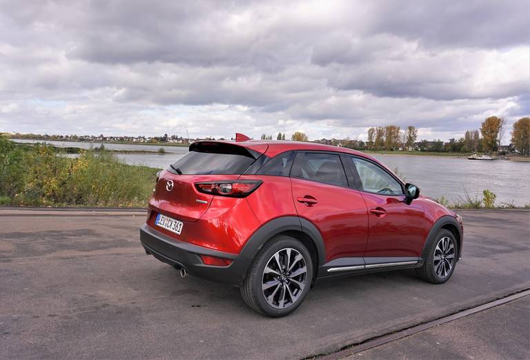 Mazda CX-3 Modelljahr 2021 Magma Rot Heck Profile Faehre