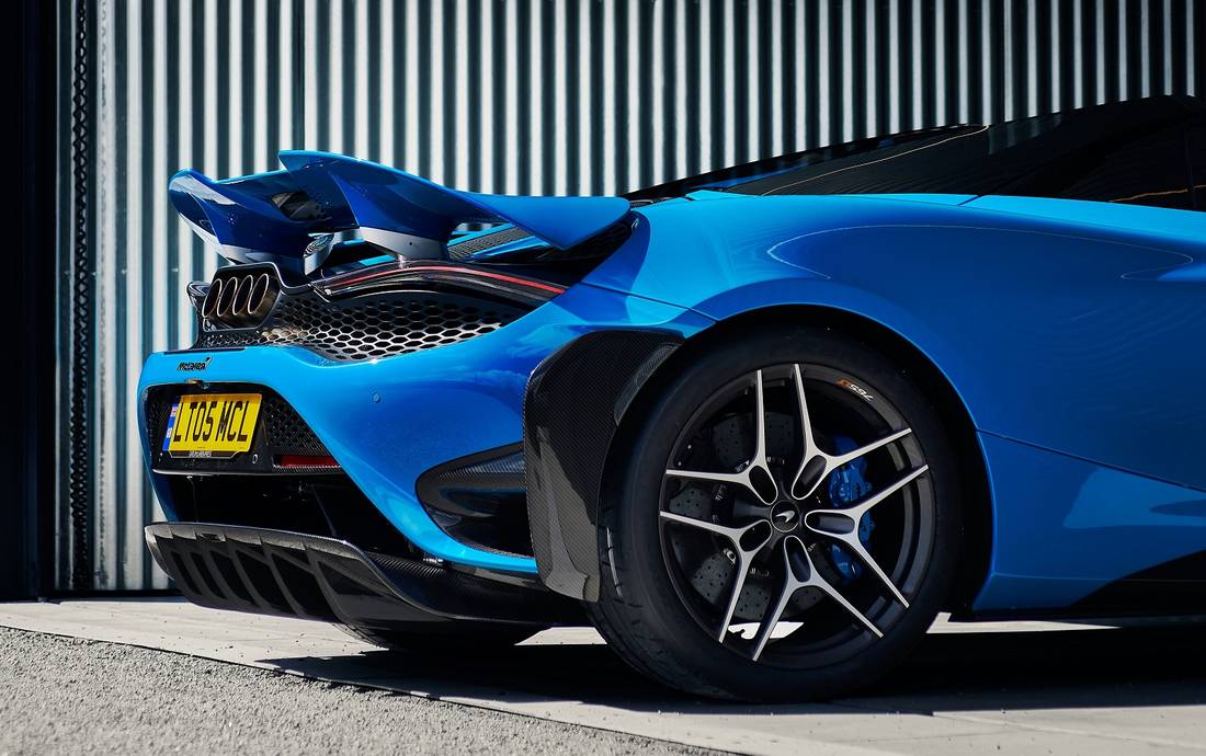 McLaren-765LT-heck-spider-garage