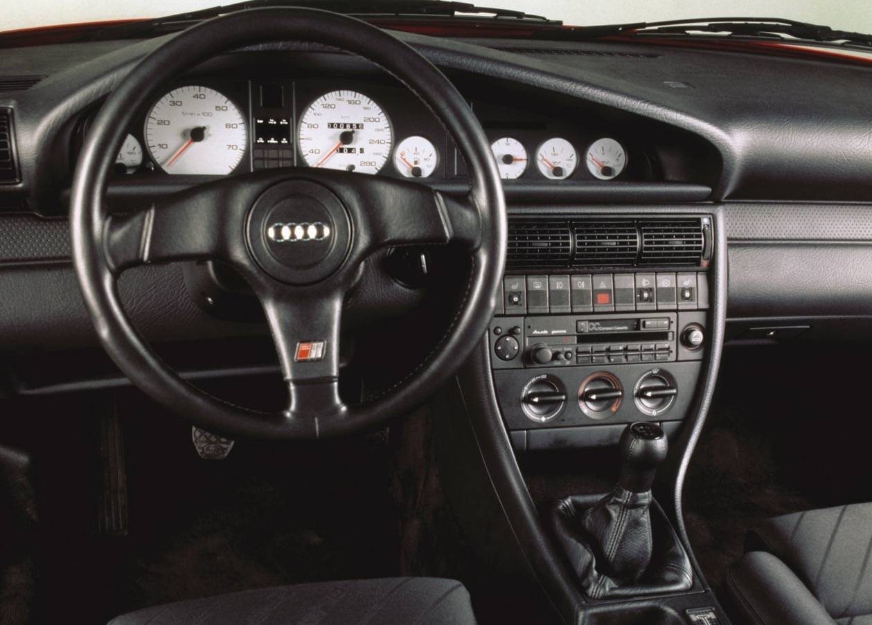 Audi-100-interior
