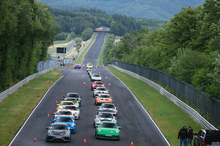  Startaufstellung an der Touristen-Zufahrt der Nürburgring Nordschleife. Speziell für den Rundkurs in der Eifel wurde das Fahrwerk des GT3 RS abgestimmt.