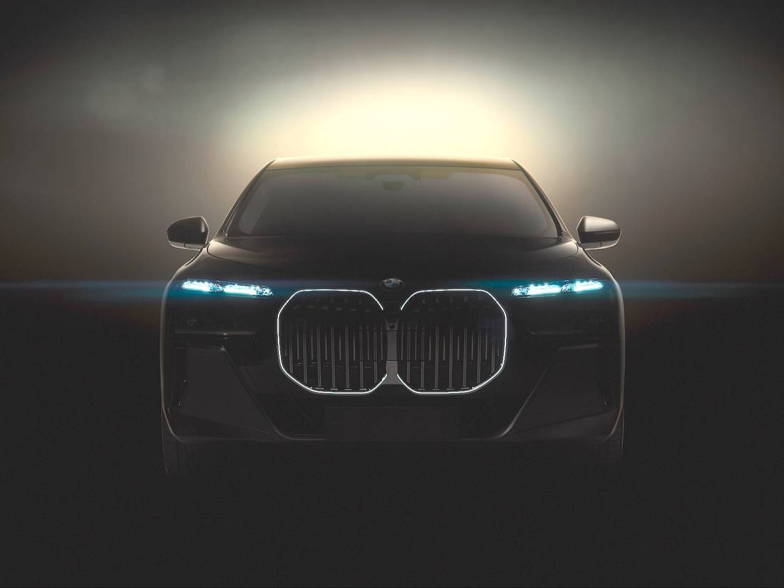  Noch verrät BMW wenig über den i7, der Teaser gibt aber zumindest die aerodynamisch glattflächige Front preis.