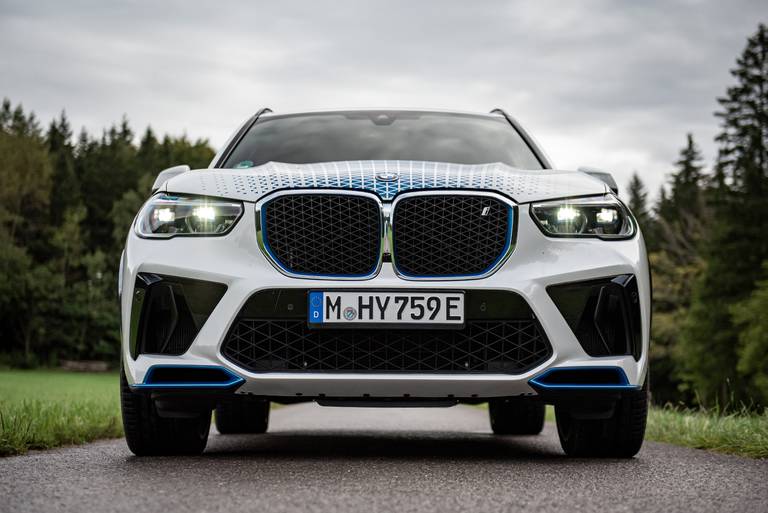  BMW gliedert den Wasserstoff-X5 durch das "i" in seine Elektroauto-Flotte ein. Ohne die auffällige Beklebung ist der iX5 kaum von einem regulären X5 mit Verbrenner zu unterscheiden.