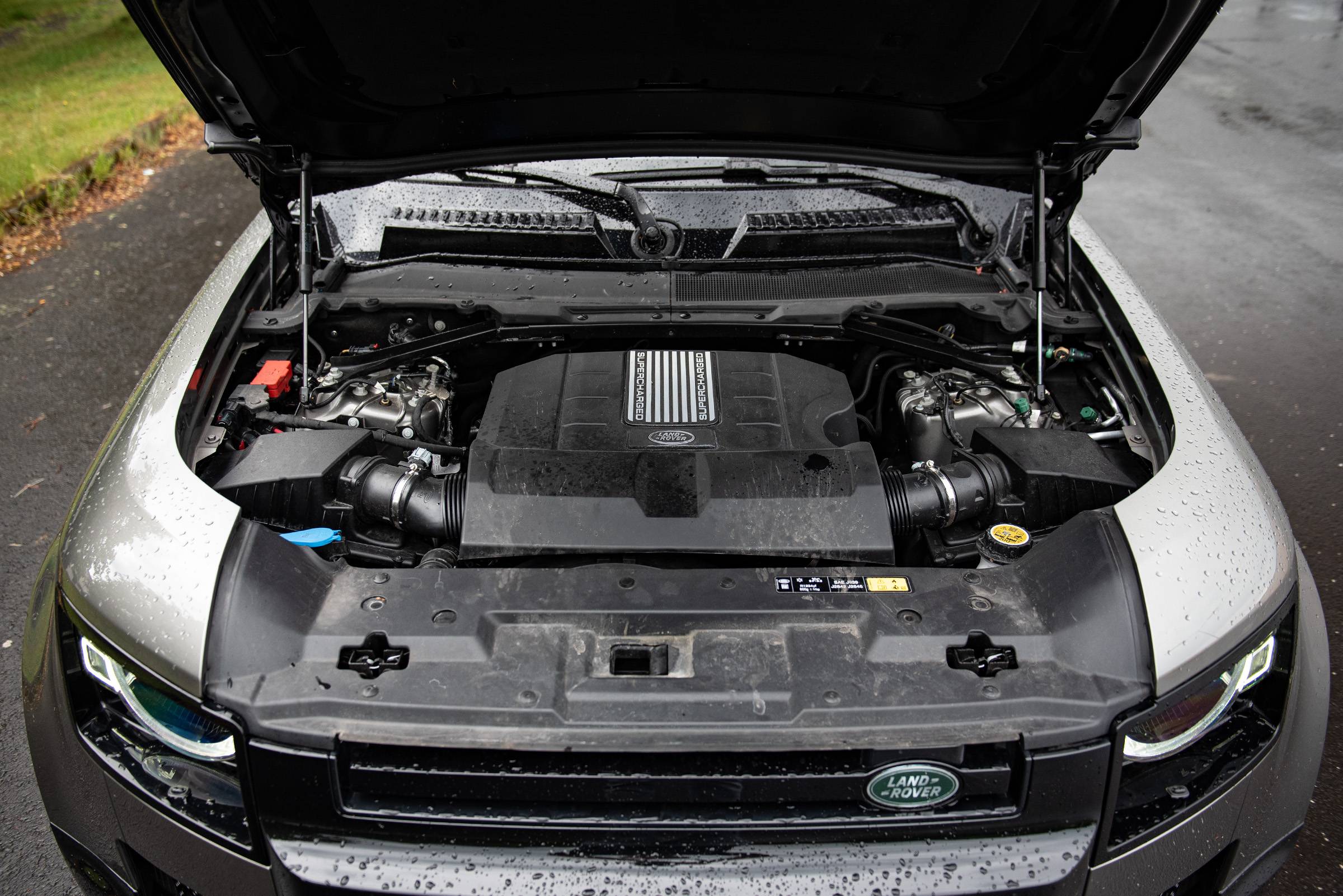 Land Rover Defender P425 V8 - Motor
