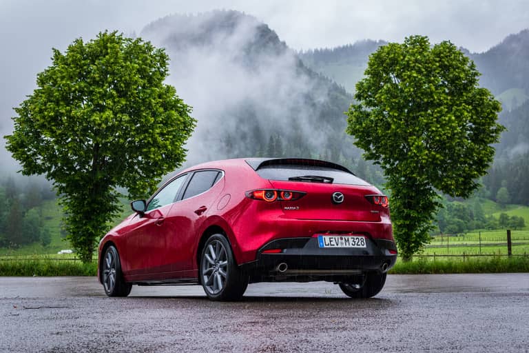 Mazda3-Skyactiv-D-1.8-2020-Rear-Side