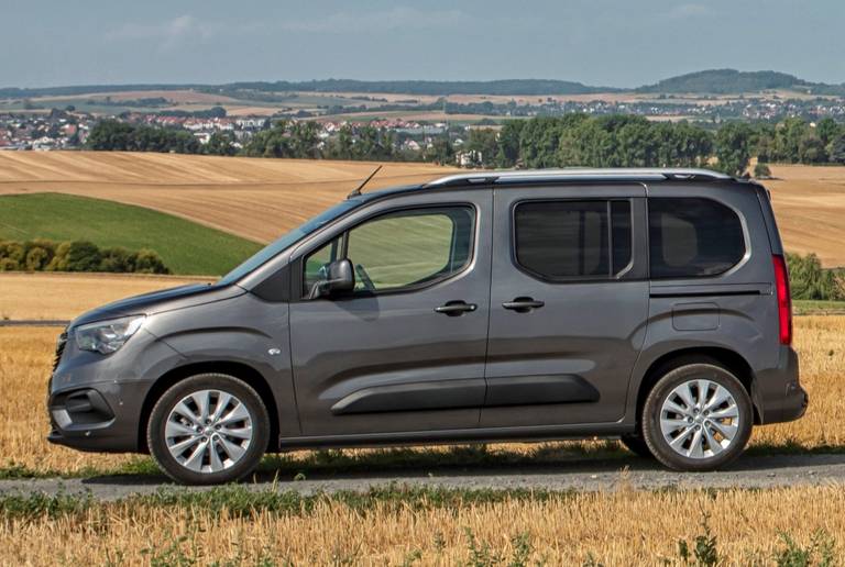  Die Pkw-Variante der fünften Generation trägt die Bezeichnung Opel Combo Life. Den Hochdachkombi gibt es mit zwei verschiedenen Radständen.