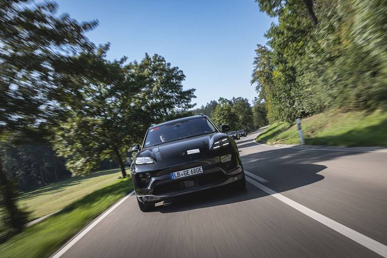  Schon die einfache Version des Macan electric schießt ordentlich nach vorn, das vorläufige Top-Modell mit 612 PS sprintet sogar in unter vier Sekunden von null auf 100 km/h.