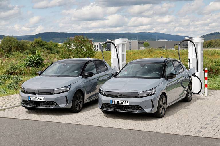  Eine entsprechende DC-Ladestation vorausgesetzt, kann der Opel Corsa Elektro weiterhin mit bis zu 100 kW Strom ziehen. An der heimischen Wallbox sind es maximal 11 kW.