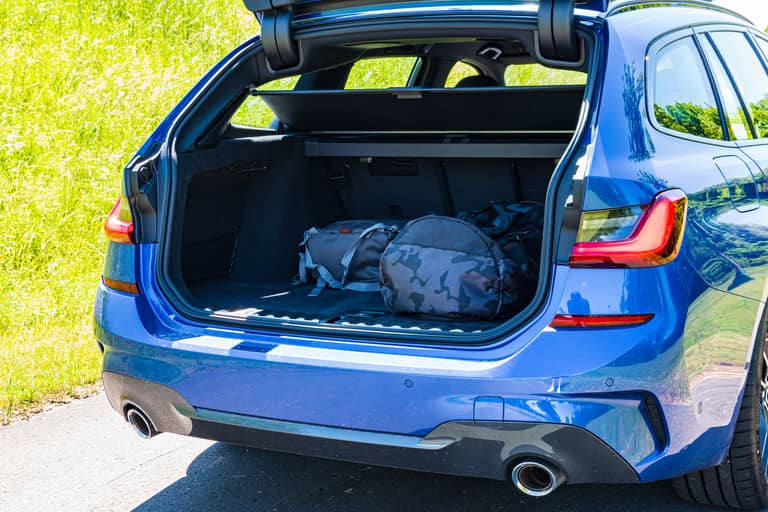 BMW-320d-Touring-2020-Trunk