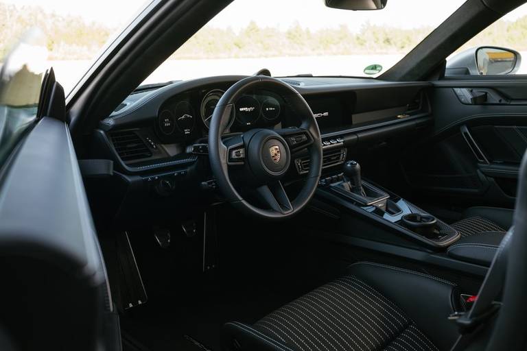  Carbon-Türgriffe aus dem GT3 RS mit Weissach-Paket, in Grün hinterlegte Tachoskalen und ein Lenkrad ohne Verstell-Satteliten - kleine, aber feine Details, die im Innenraum des 911 S/T den Unterschied machen.
