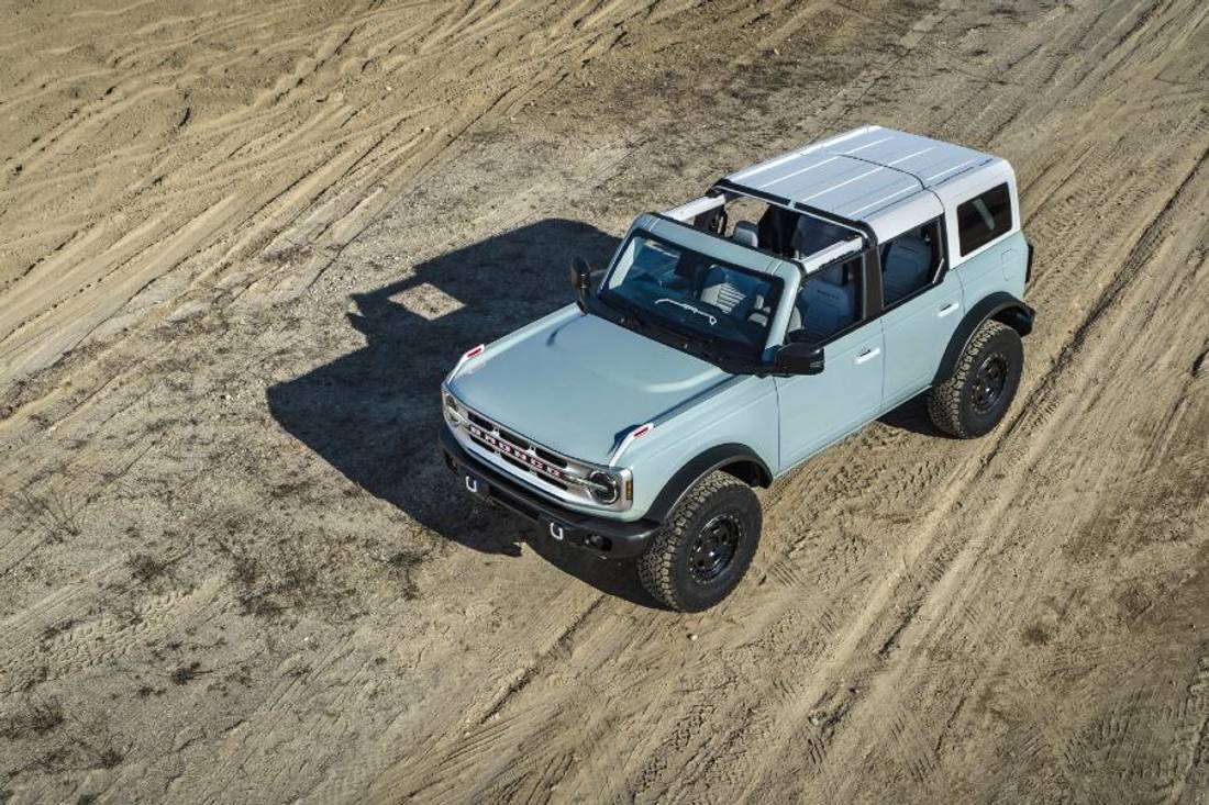 6hALIyqNh7MObTC6GvwbQi-68f09bd0a0127720cc5189cf090d6f4c-Bronco_4dr_features_04__1_-1100