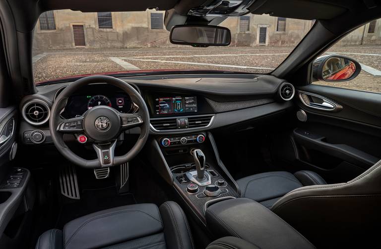 Alfa-Romeo-Giulia-Quadrifoglio-2023-Interior