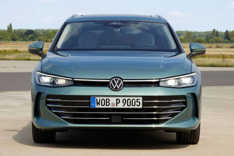  Neu und doch bekannt präsentiert sich die Frontpartie des VW Passat. Das Tagfahrlicht wird über LED-Stege entlang der Motorhaube verlängert.