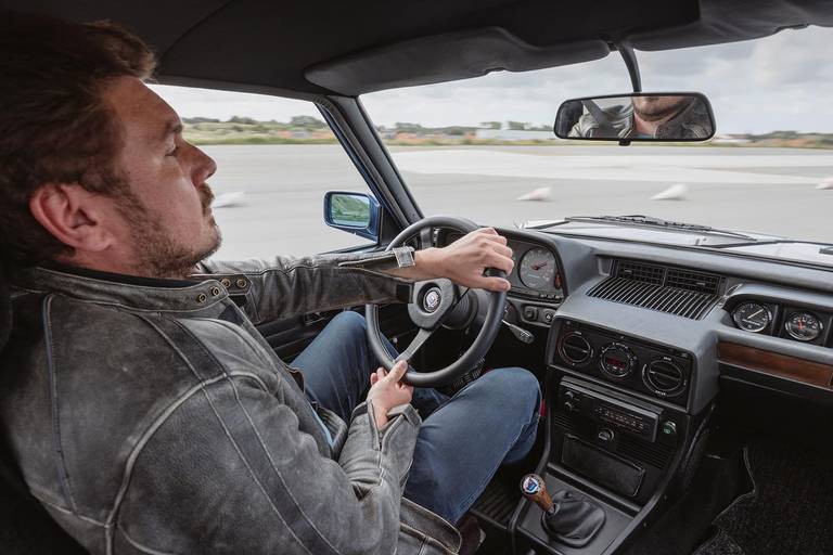  Beinahe modern lässt sich der auf dem 528i E12 basierende B7 S Turbo durch die Schikanen treiben. Einmal in Fahrt vermisst man auch die Servolenkung nicht.