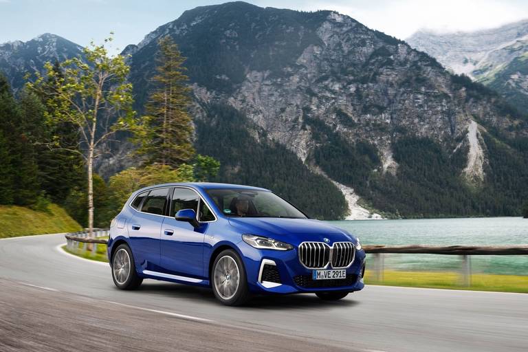  Die zweite Generation des BMW 2er Active Tourer wirkt stämmiger, die Nieren sind deutlich größer, die Türgriffe eingefasst. Einfache LED-Scheinwerfer sind Serie.