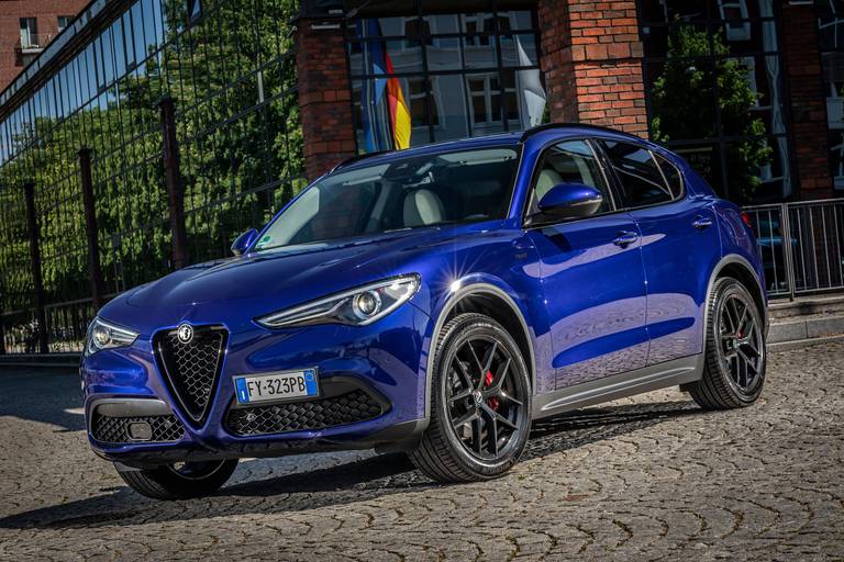 Alfa-Romeo-Stelvio-2022-Front-Side