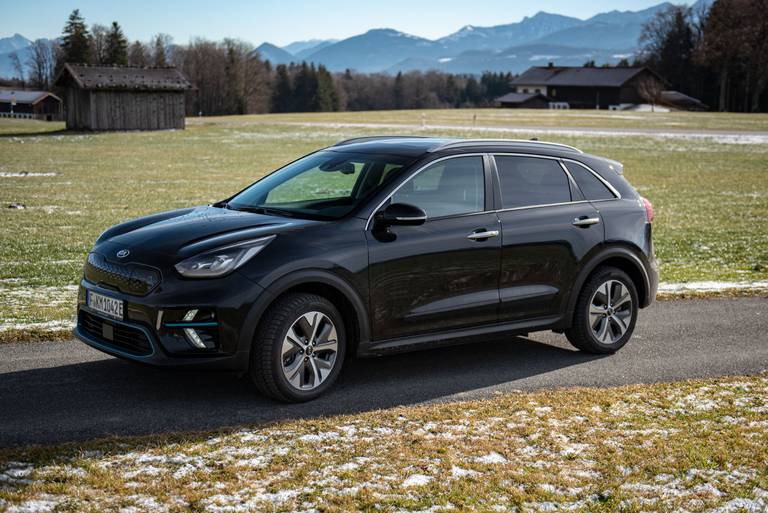 Kia-e-Niro-64-kWh-Front-Side