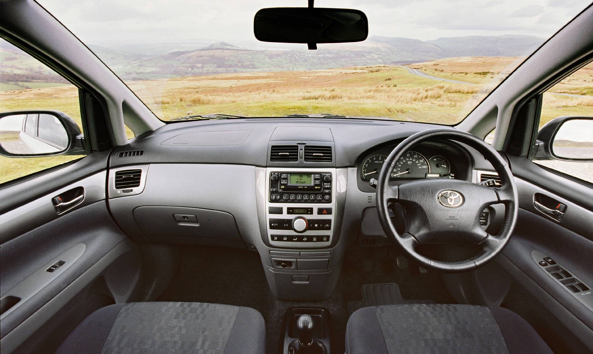 toyota-avensis-verso-interior