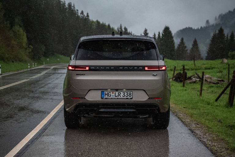  Am Heck dominiert Sachlichkeit. Markantes Stilelement der neuen Range Rover-Familie: Die zwei Dachantennen.