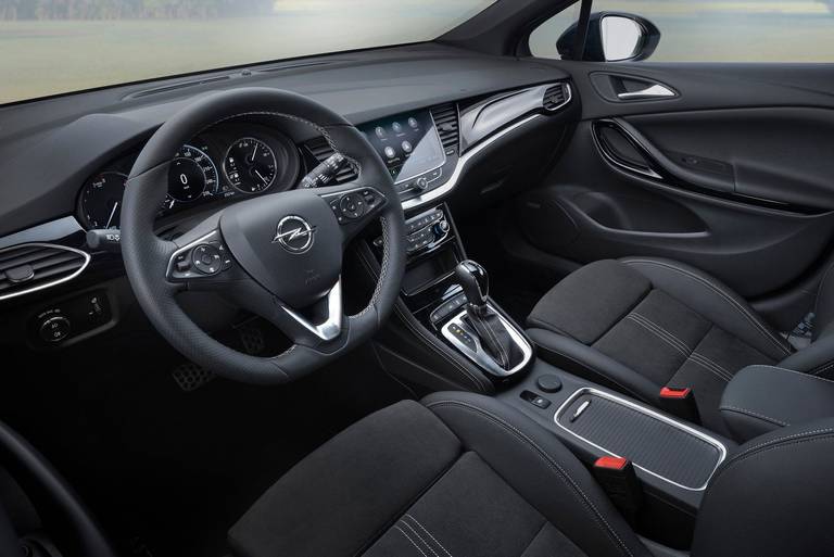  Wertige Materialien, hochwertige Extras: Der Innenraum des Opel Astra ist gut verarbeitet und bietet Platz für bis zu fünf Personen.