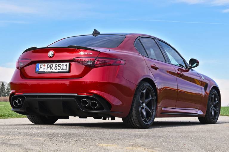 Alfa-Romeo-Giulia-Quadrifoglio-back2