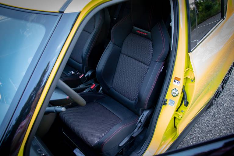  Rote Ziernähte, Applikationen und Schriftzüge bei einem gelben Auto verzeiht man einem japanischen Auto gerne.