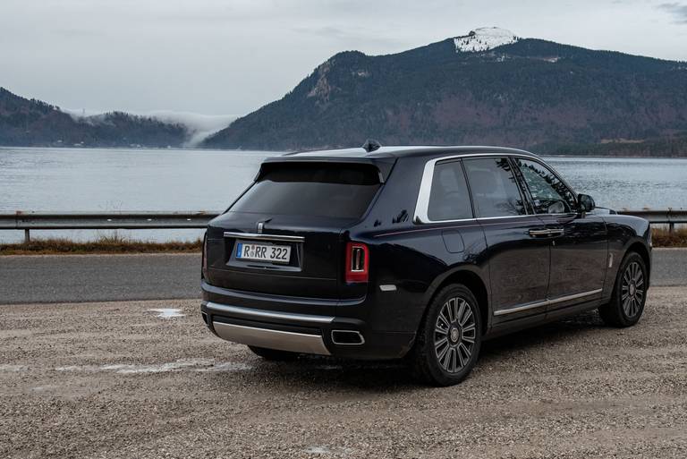 Rolls-Royce-Cullinan-Rear