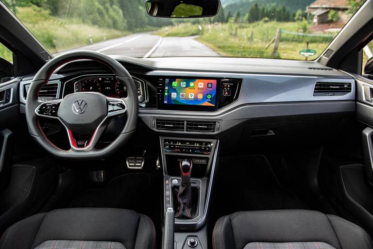  Das Cockpit des VW Polo GTI präsentiert sich sachlich und aufgeräumt. Das Sportlenkrad liegt gut in der Hand, dafür stören zahlreiche billige Kunststoffoberflächen.