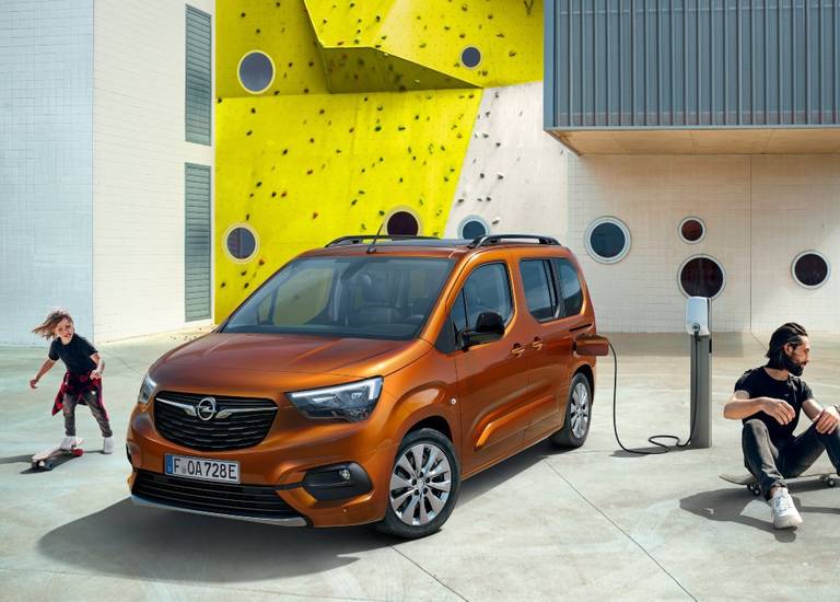  Den Opel-Combo e-Life fährt mit einer Leistung von 100 kW laut Hersteller rein elektrisch bis zu 280 Kilometer am Stück.