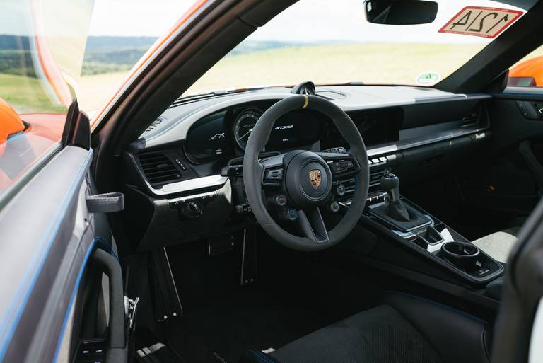  Im Cockpit des 911 GT3 RS erwartet das Lenkpersonal keine großen Überraschungen. Größter Unterschied zu einem normalen 992: Die vier Drehregler am Lenkrad.