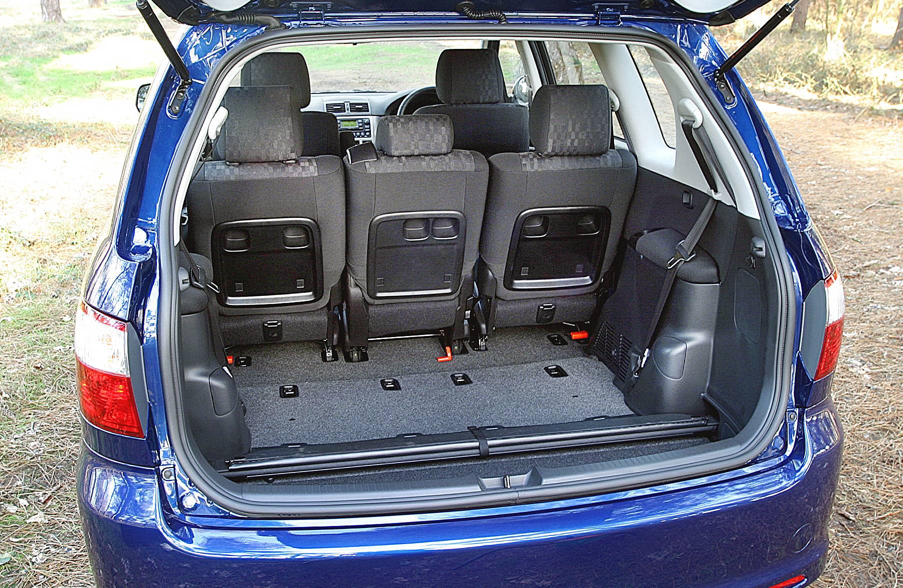 toyota-avensis-verso-trunk