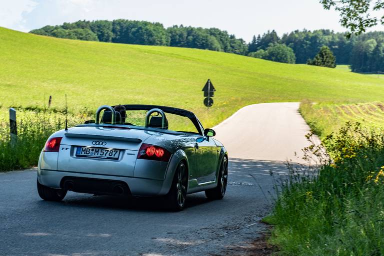  Rallye-Legende Walter Röhrl attestierte dem ersten TT einst sehr gute Fahreigenschaften, warnte aber gleichzeitig vor einer mangelnden Beherrschbarkeit für den ungeübten Fahrer. Kurze Zeit später kam es zu einer Reihe von - teils tödlichen - Unfällen. Audi besserte schließlich mit ESP, geänderten Fahrwerkskomponenten und einer Abrisskante nach.