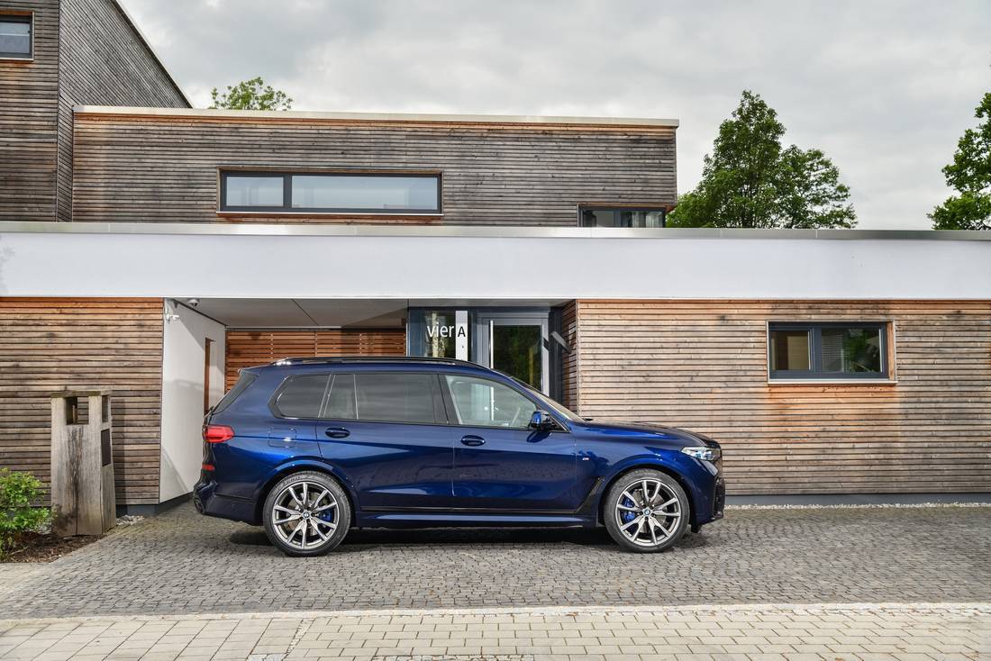 2xYlt24fSfChc4yblX7II7-16e800b883e60047dc1a5191a5248305-bmw-x7-side-1100