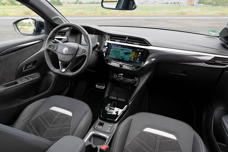  In einigen Punkten aufgewertet präsentiert sich das Cockpit des neuen Corsa. Das Touch-Display wuchs beispielsweise auf jetzt 10 Zoll an. Die Bedienung geht weitestgehend leicht von der Hand.