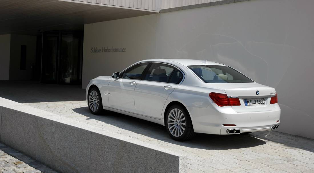5AjCshkaQHzSxz6q2jGmyD-da77c770d5e32c6fc9416a475e3ce4bd-bmw-f01-back-1100