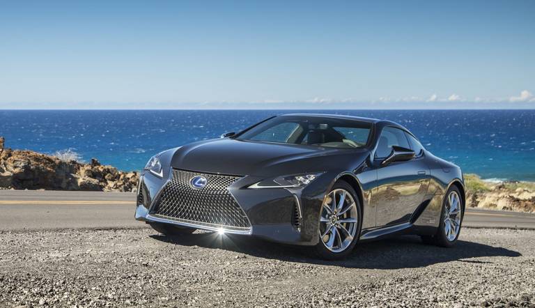  Ist eher eine Seltenheit auf österreichischen Straßen, bringt aber klassische Sportcoupé-Eigenschaften und auffälliges Design mit: Der Lexus LC.