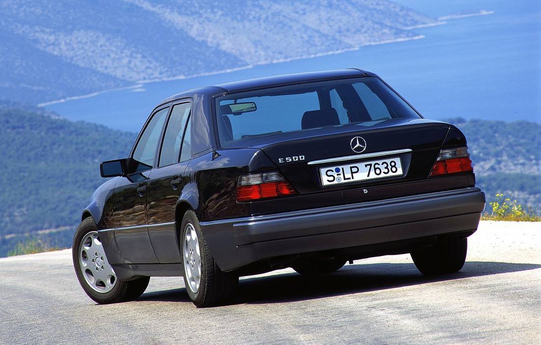 5WAigQlQEFzw4RJp9V9icc-6768a9bc869960a1063e00b1952f2569-mercedes-benz-w124-back-1100