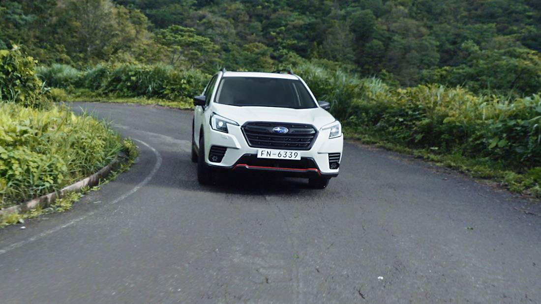 Subaru Forester e-Boxer (2022) rijdend, vooraanzicht