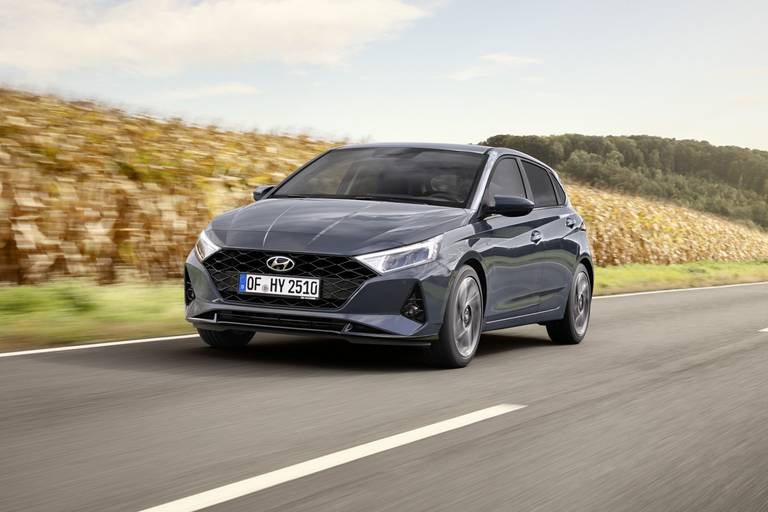  Der Hyundai i20 startet 2008 als klassischer Kleinwagen und gewinnt ab 2014 durch Dynamikdesign und eine Crossversion an Lifestyle.