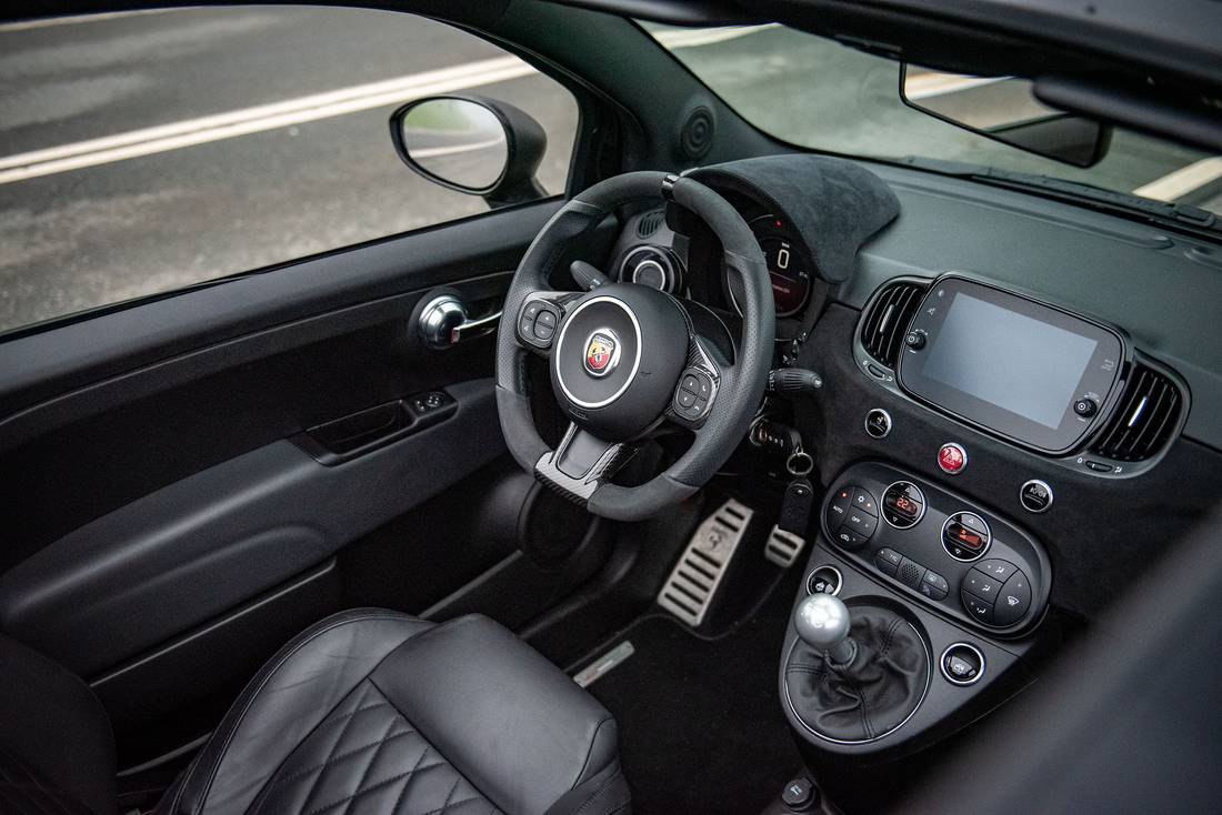  Das Cockpit des Fiat 500 hält mittlerweile kaum mehr Überraschungen parat. Teils einfaches Plastik dominiert, in der Abarth-Version sorgen immerhin zahlreiche Alcantara-Applikationen für Abwechslung. Das Uconnect-System beherrscht Apple CarPlay und Android Auto.