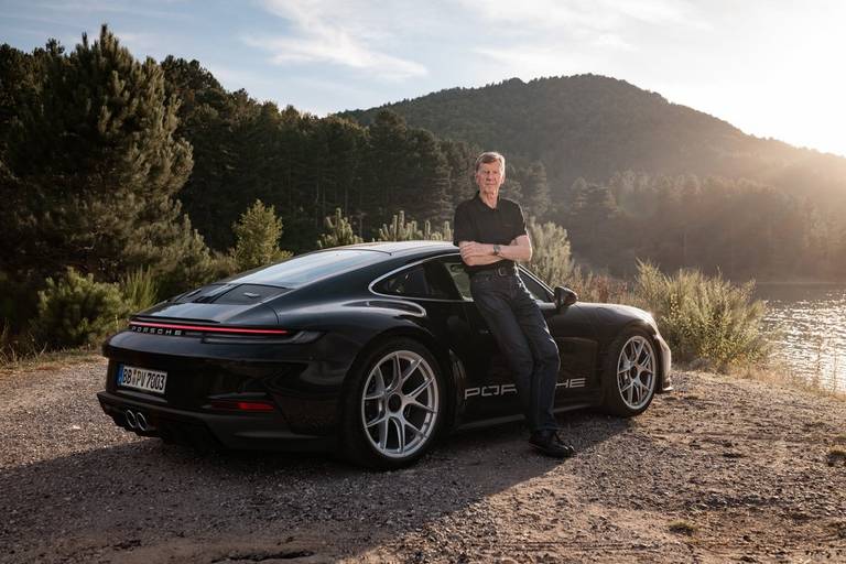  Markenbotschafter und Testfahrer Walter Röhrl zeigte sich vom 911 S/T begeistert. Für ihn ist er das wohl beste Straßenauto überhaupt, das man bei Porsche auch "911 Walter Röhrl" hätte nennen können.