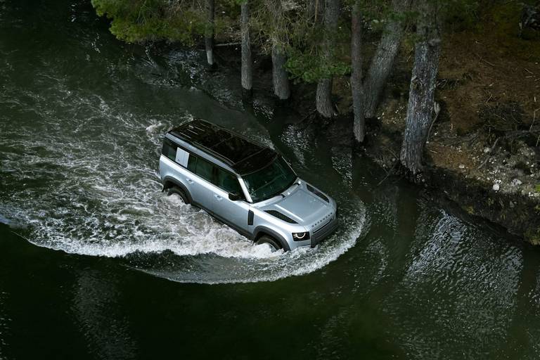 Landrover-Defender-Water