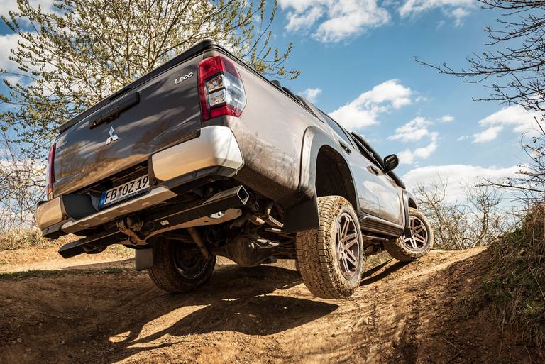 Mitsubishi-L200-Rear-Offroad