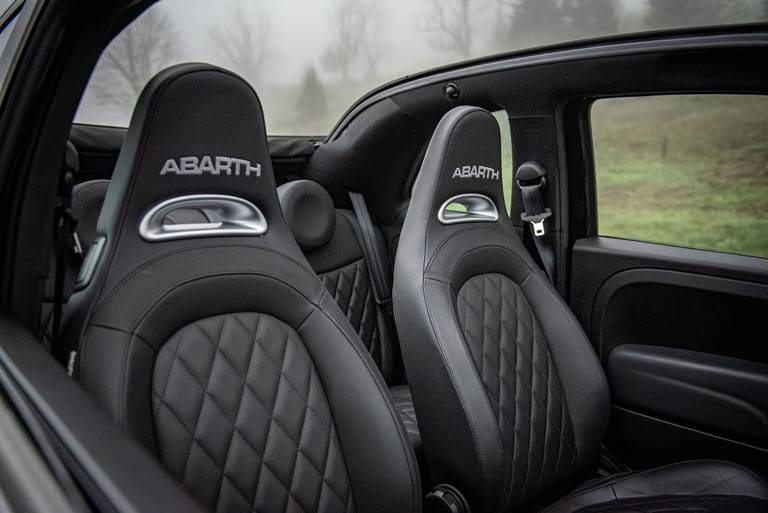  Optisch stechen die Integralsitze des Abarth 695C positiv hervor. Allerdings sind sie insgesamt sehr hoch montiert und verfügen über wenig Seitenhalt.