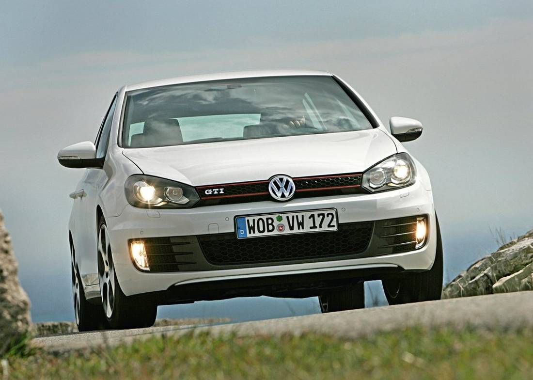 Volkswagen-Golf_GTI-2010-1024-01